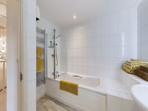 Family bathroom - 2- click for photo gallery